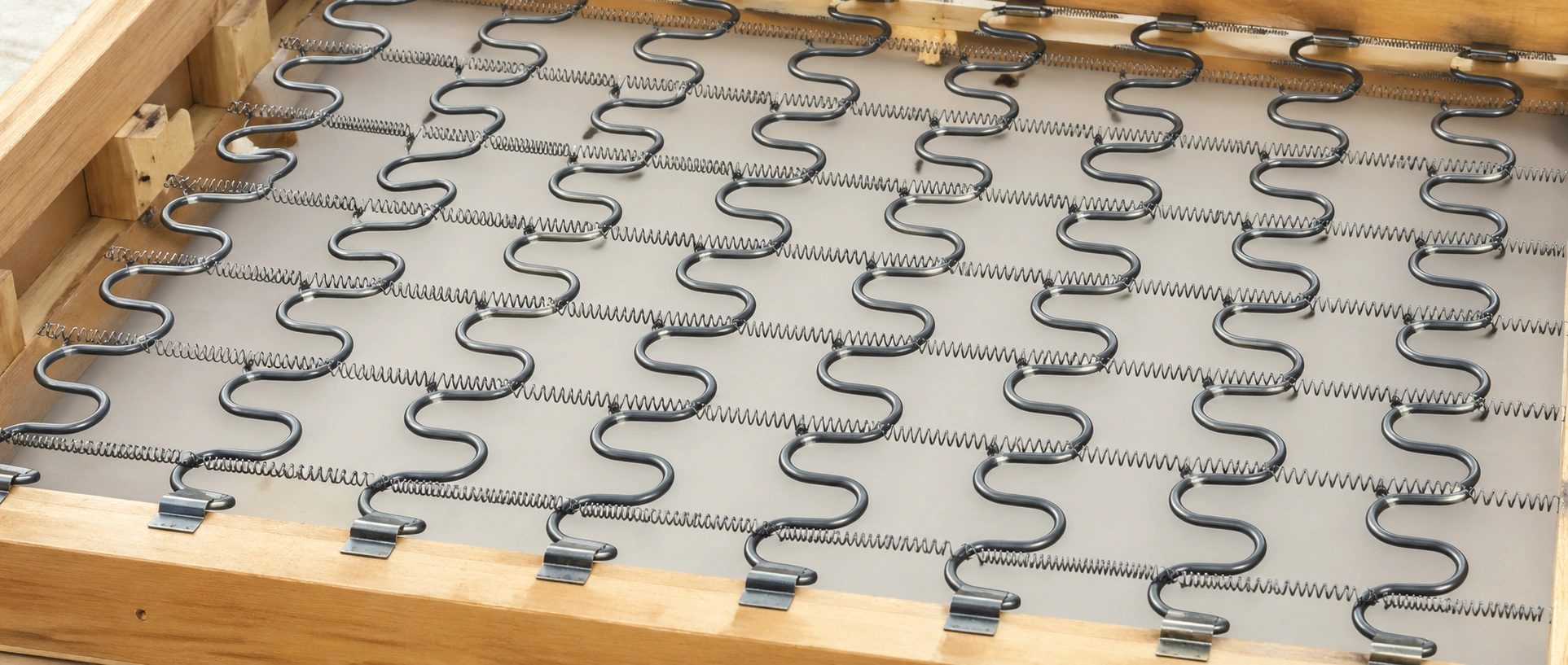 Sinuous wire spring S-shape suspension system