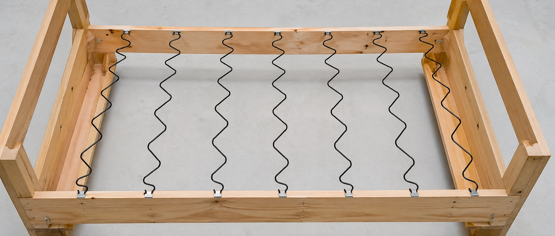 Zigzag no-sag springs in sofa frame bottom